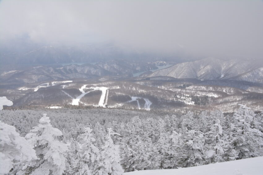 冬の西吾妻山の登山道から眺めるグランデコスキー場