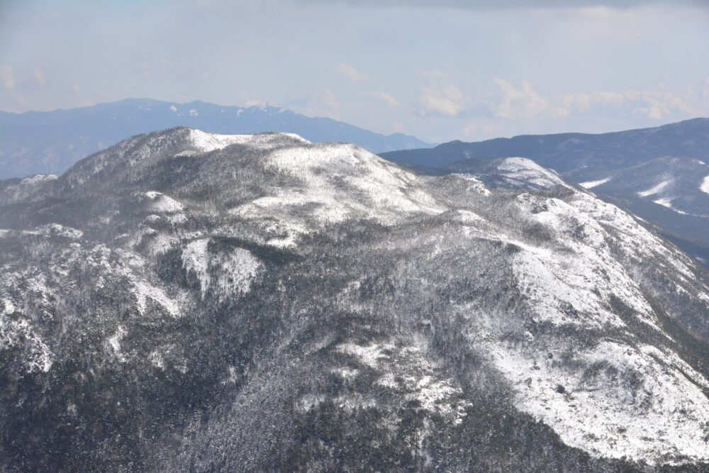 冬の蓼科山山頂から眺める北横岳