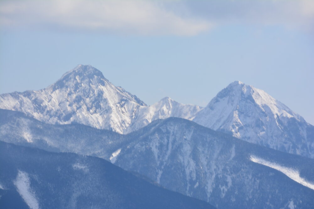 冬の蓼科山山頂から眺める赤岳と阿弥陀岳
