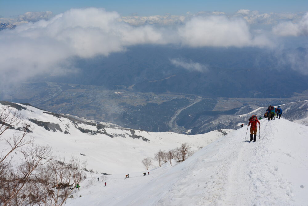 残雪期の唐松岳から眺める白馬村