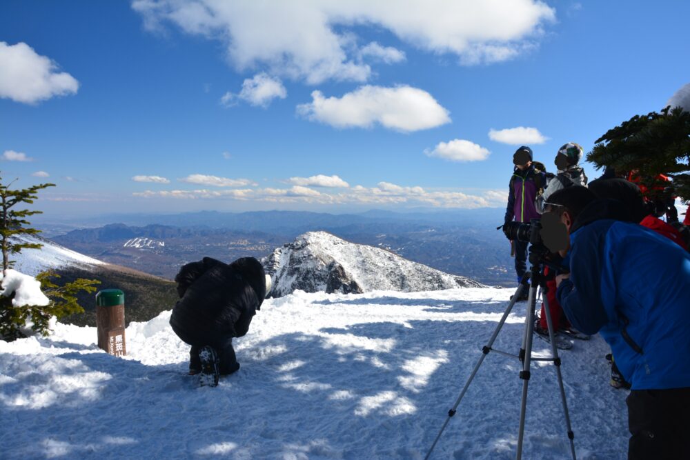 黒斑山山頂で写真を撮る登山者たち