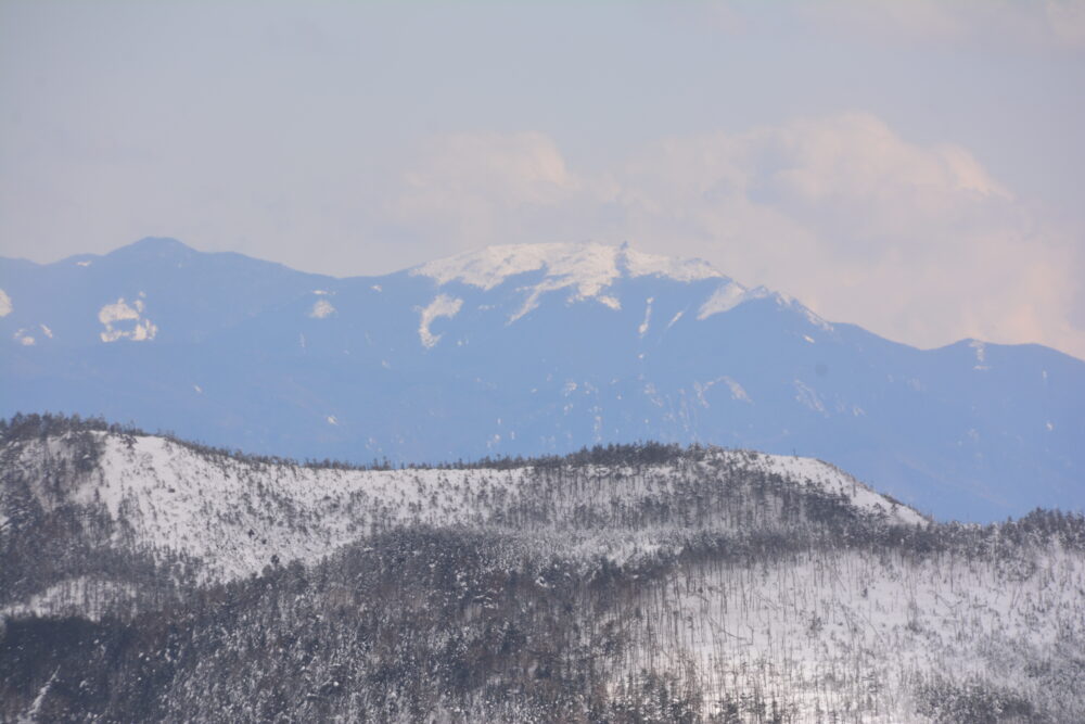 冬の蓼科山山頂から眺める金峰山