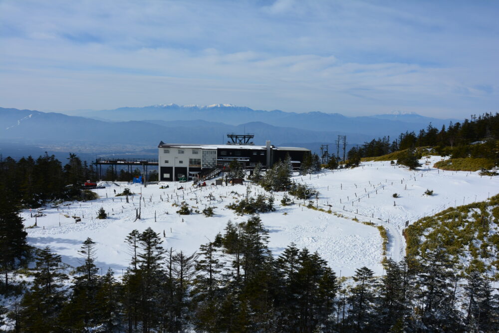 北横岳の登山道から眺める坪庭と北八ヶ岳ロープウェイ山頂駅と中央アルプス