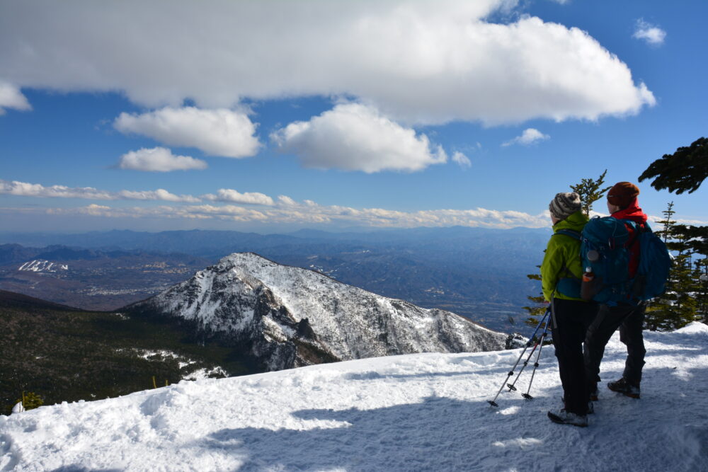 黒斑山山頂で景色を眺める登山者たち