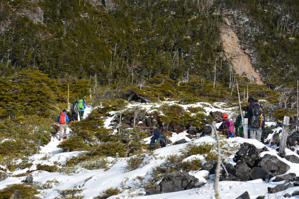 北横岳の登山道を歩く登山者たち