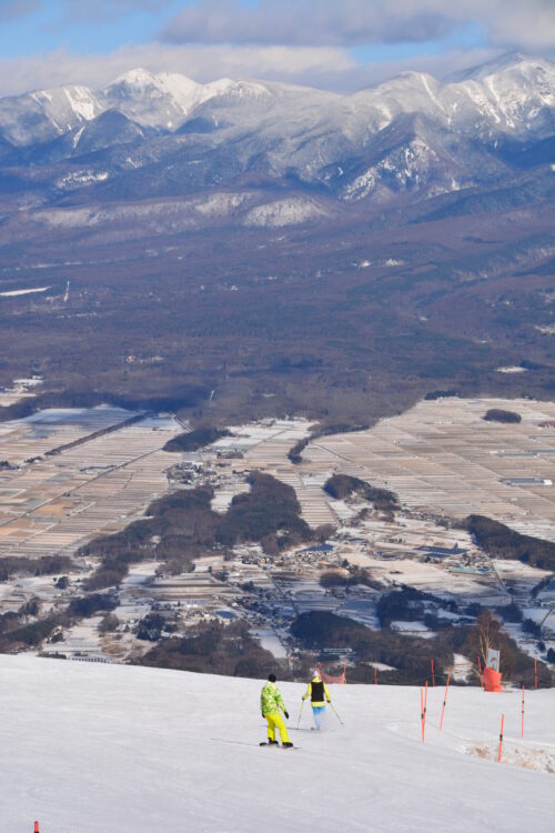 富士見パノラマリゾートを滑るスキーヤーとボーダー