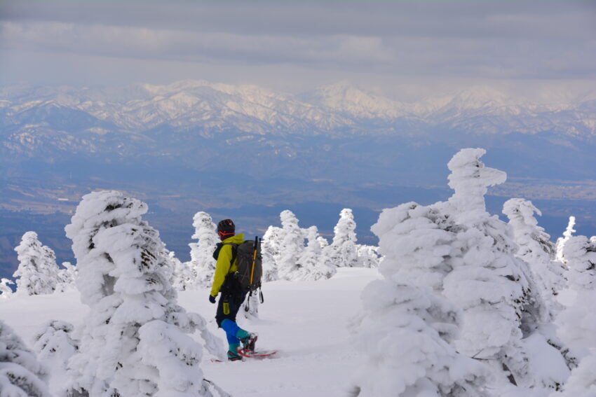 冬の西吾妻山山頂から眺める飯豊連峰