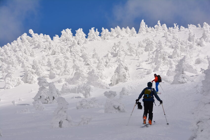冬の西吾妻山の樹氷（リトルモンスター）と登山者
