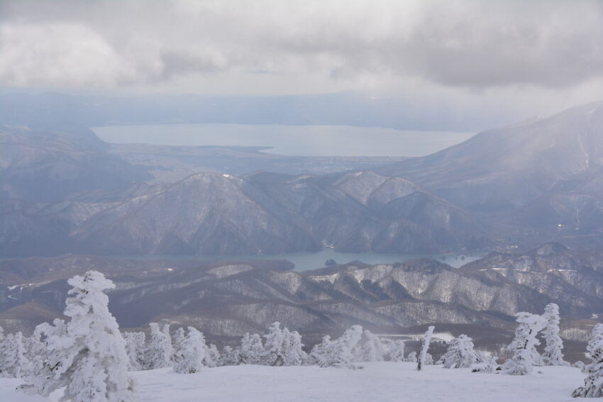 冬の西吾妻山山頂から眺める秋元湖と猪苗代湖