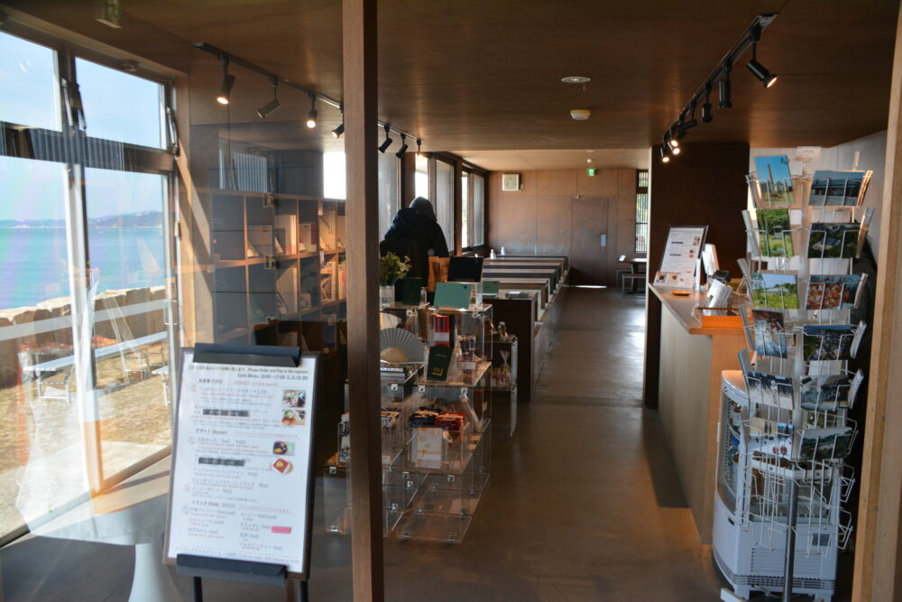 犬島のチケットセンターにある売店・カフェ