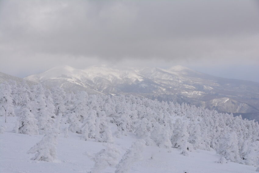冬の西吾妻山山頂から眺める安達太良山