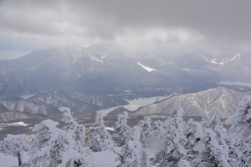 冬の西吾妻山山頂から眺める磐梯山