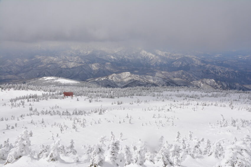 冬の西吾妻山山頂から眺める雪原