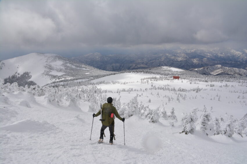 冬の西吾妻山山頂から眺める雪原と登山者