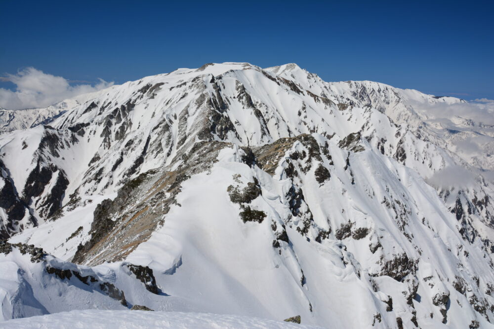 残雪期の唐松岳山頂から眺める不帰嶮