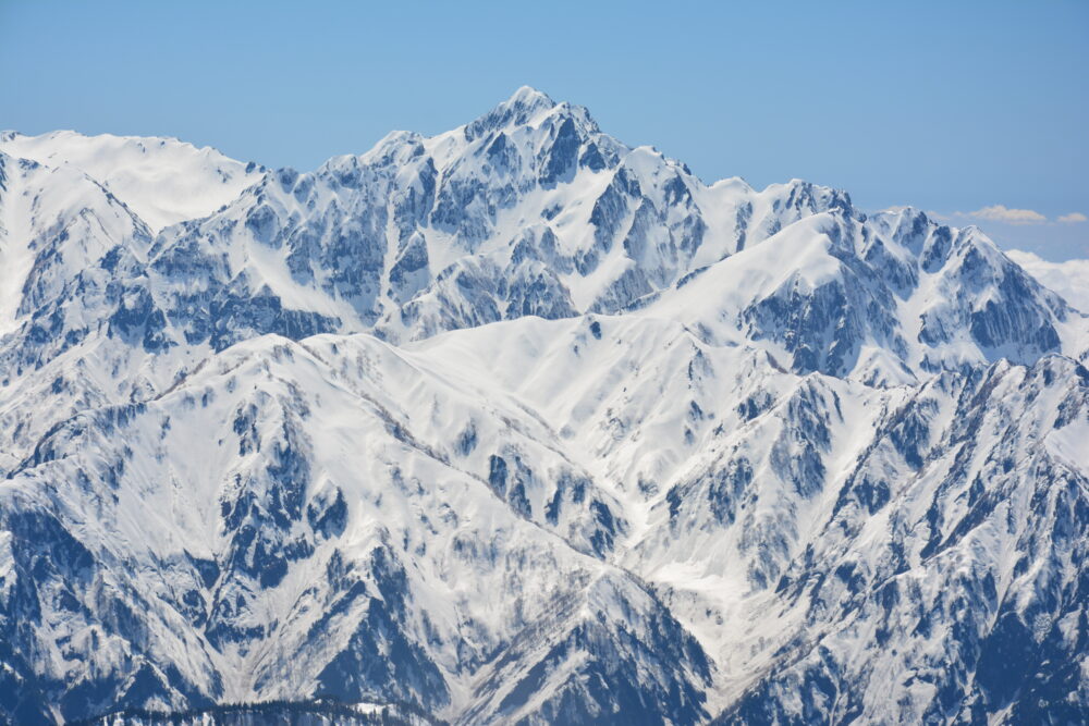 残雪期の唐松岳山頂から眺める剱岳