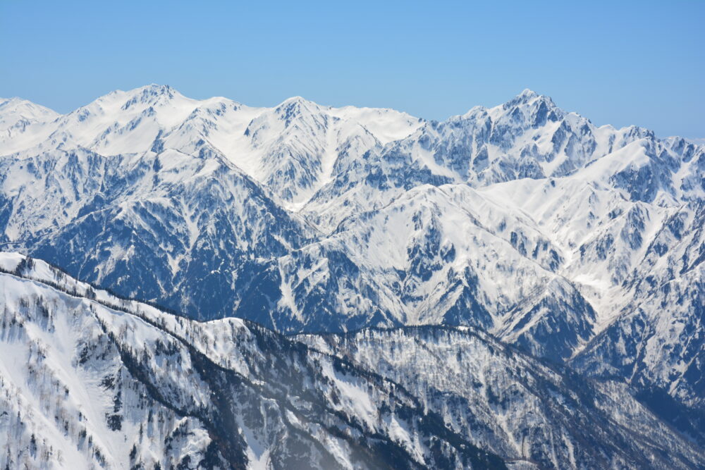 残雪期の唐松岳山頂から眺める立山と剱岳