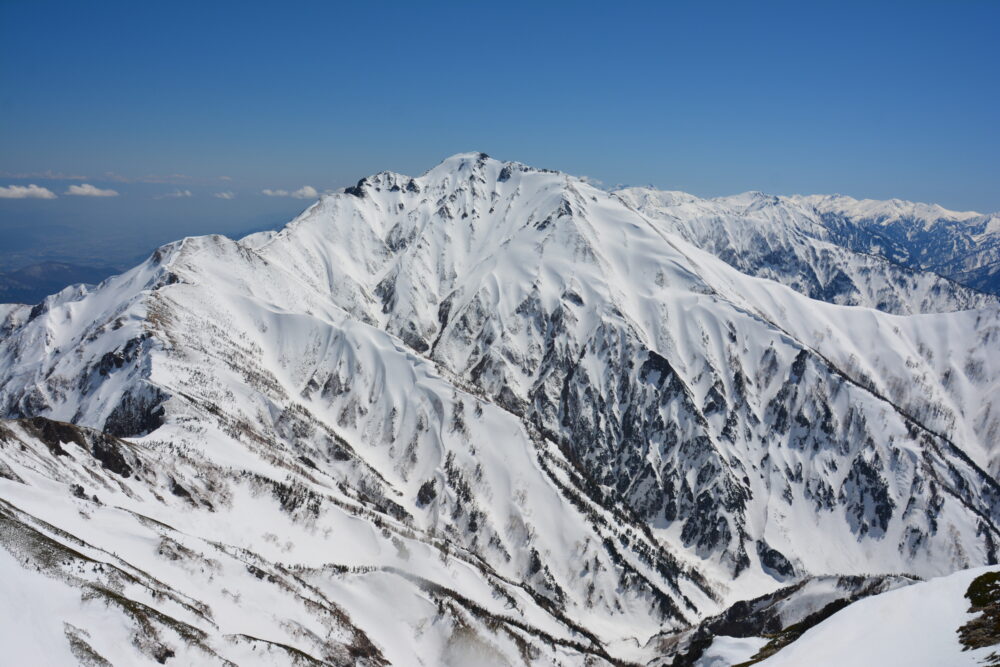 残雪期の唐松岳山頂から眺める五竜岳