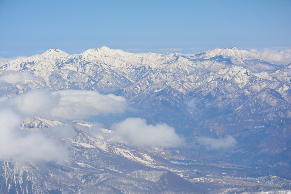 残雪期の唐松岳山頂から眺める頸城三山