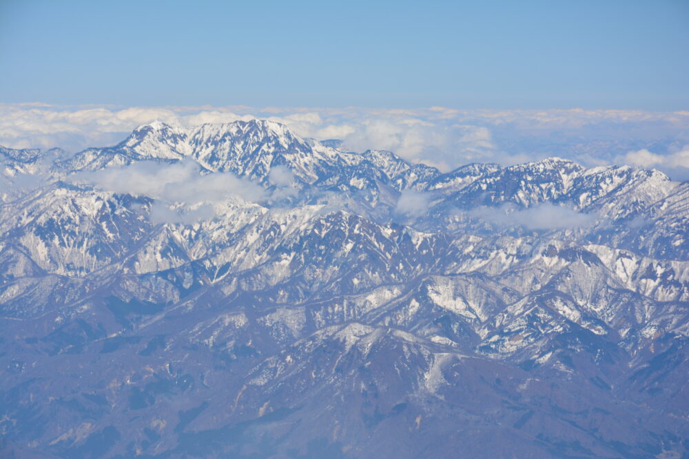 残雪期の唐松岳山頂から眺める高妻山