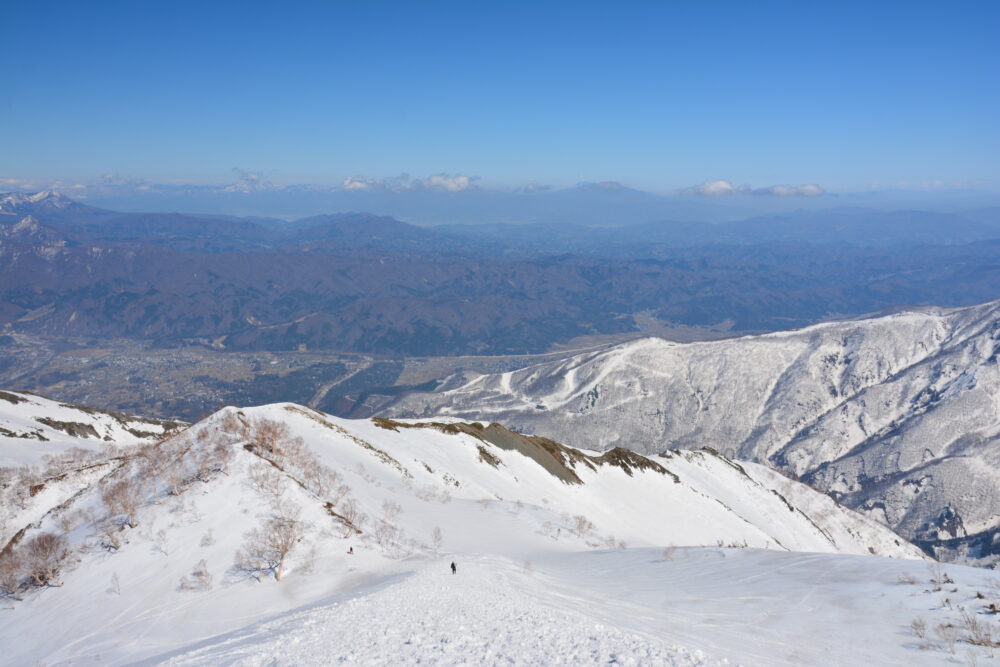 残雪期の唐松岳登山道からの絶景