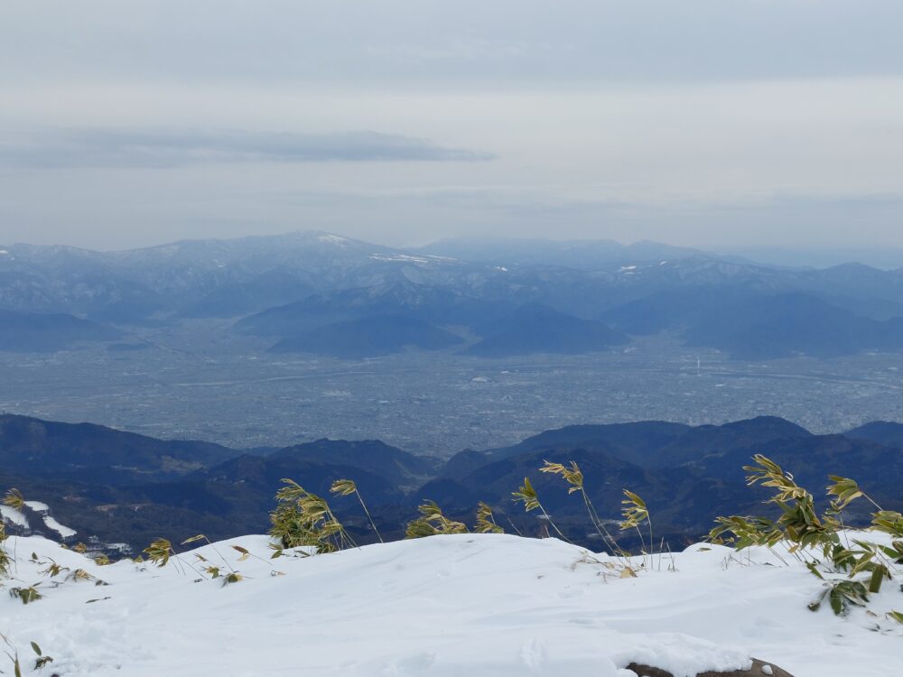 冬の飯綱山山頂からの眺め