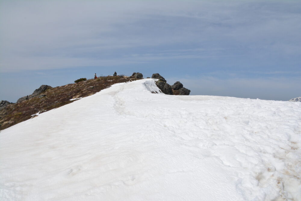 残雪期の焼岳南峰山頂