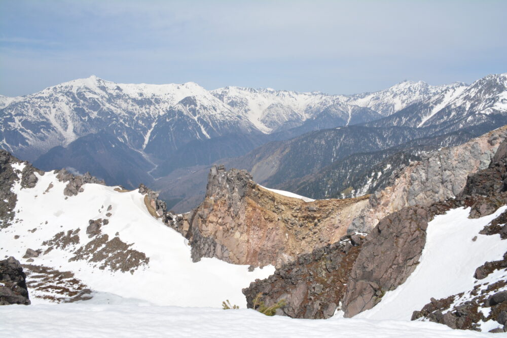 残雪期の焼岳南峰山頂から眺める北アルプス裏銀座