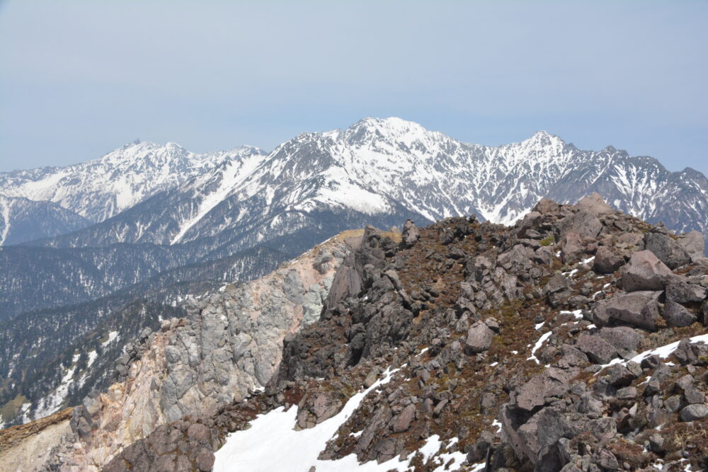 残雪期の焼岳南峰山頂から眺める槍・穂高連峰