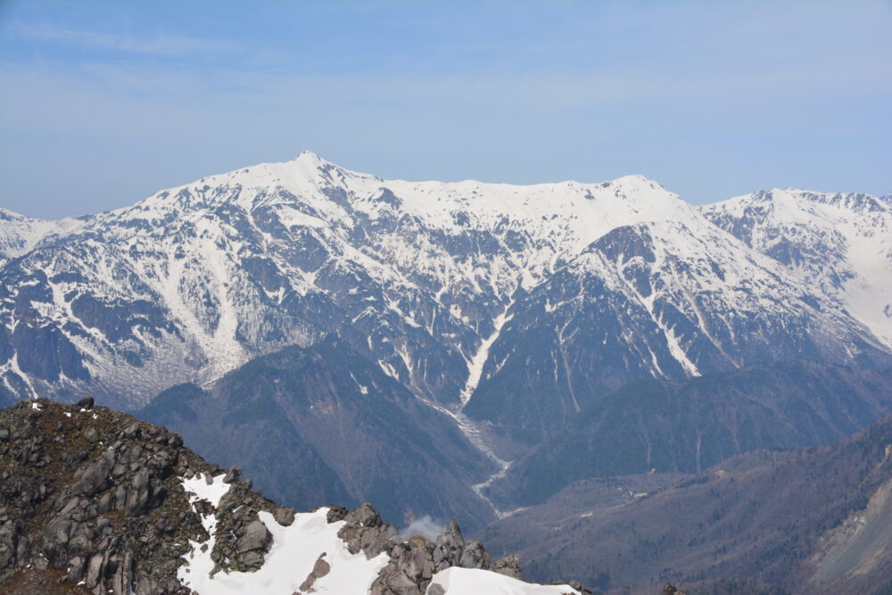 残雪期の焼岳南峰山頂から眺める笠ヶ岳
