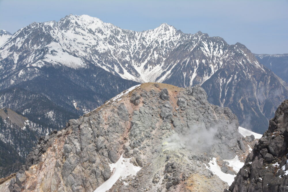 残雪期の焼岳南峰山頂から眺める北峰と穂高岳
