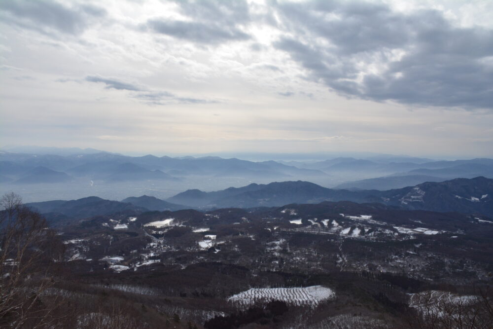 冬の飯縄山から眺める飯綱高原
