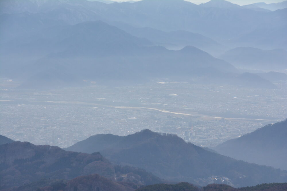 冬の飯縄山から眺める長野市内