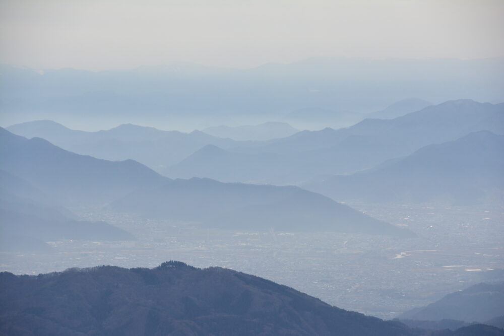 冬の飯縄山から眺める長野の山並み