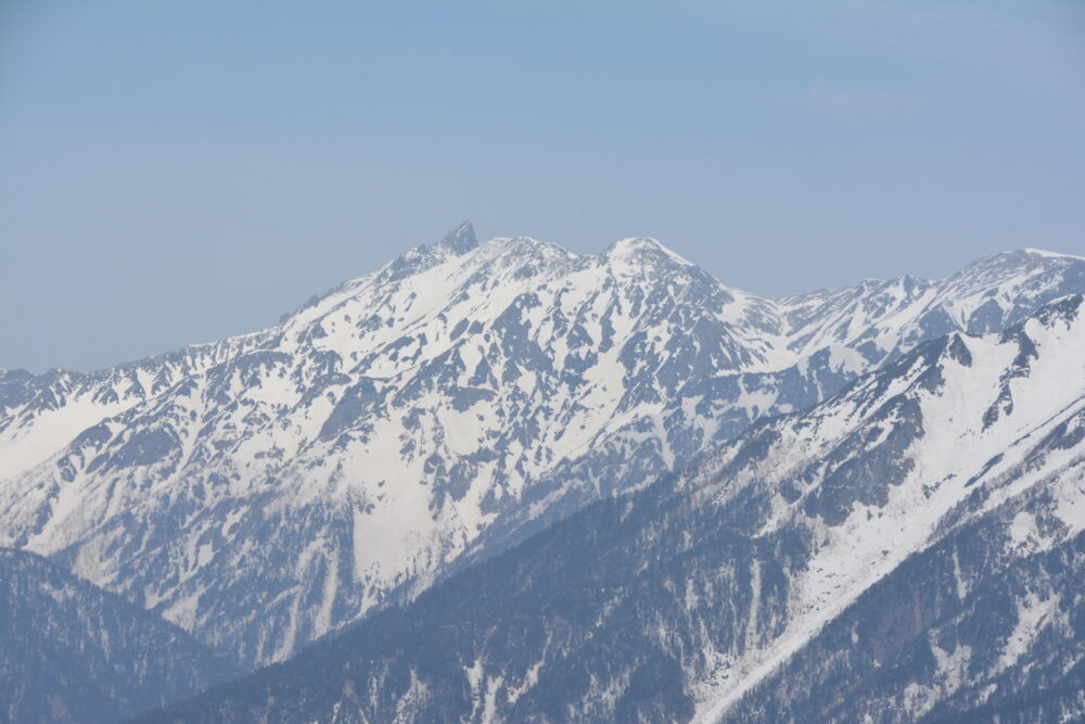 残雪期の焼岳南峰山頂から眺める槍ヶ岳