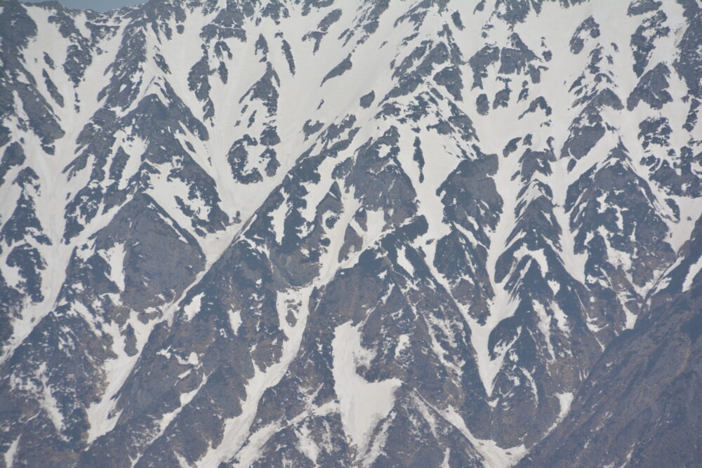 残雪期の焼岳南峰山頂から眺める前穂高岳