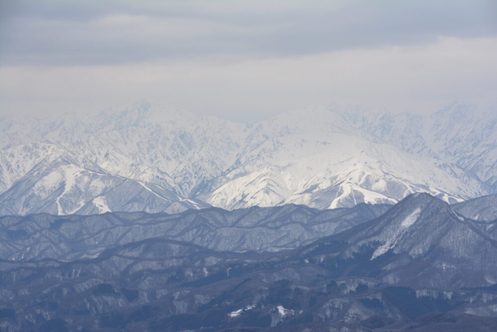 冬の飯縄山から眺める北アルプス・八方尾根