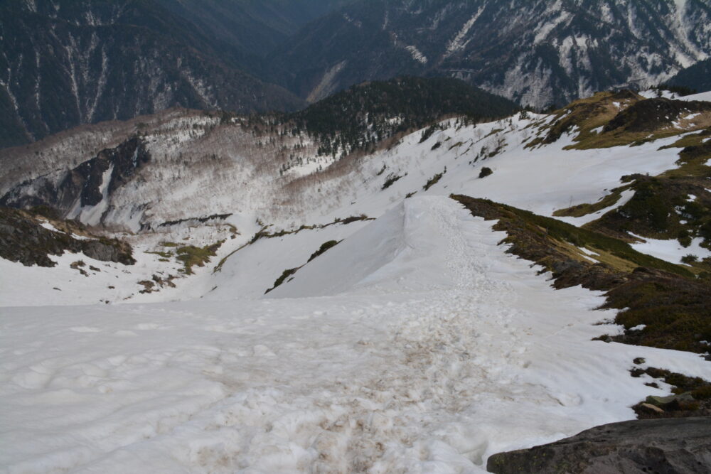 残雪期の焼岳登山道