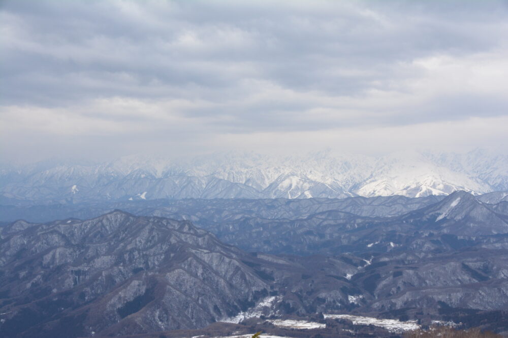 冬の飯縄山から眺める北アルプス