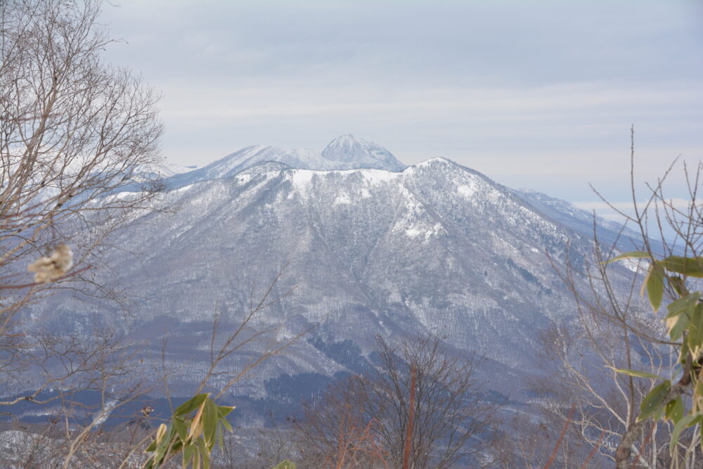 冬の飯綱山山頂から眺める黒姫山と妙高山