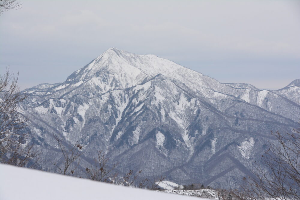 冬の飯綱山山頂から眺める高妻山
