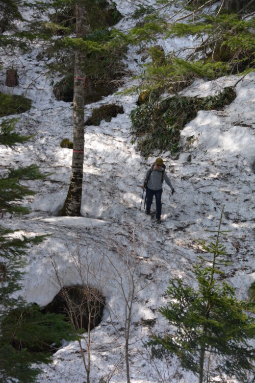残雪期の焼岳登山道