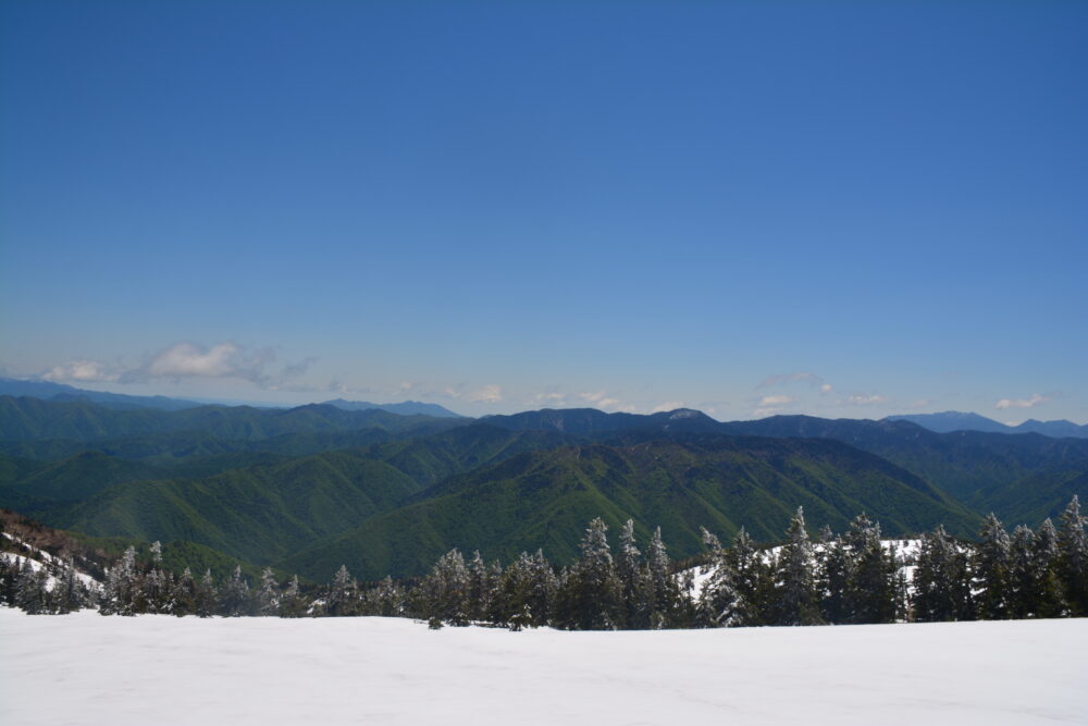 春の会津駒ヶ岳山頂から眺める景色