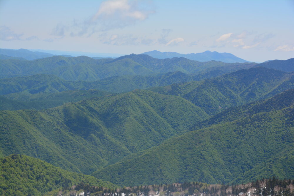 春の会津駒ヶ岳山頂から眺める会津の山々