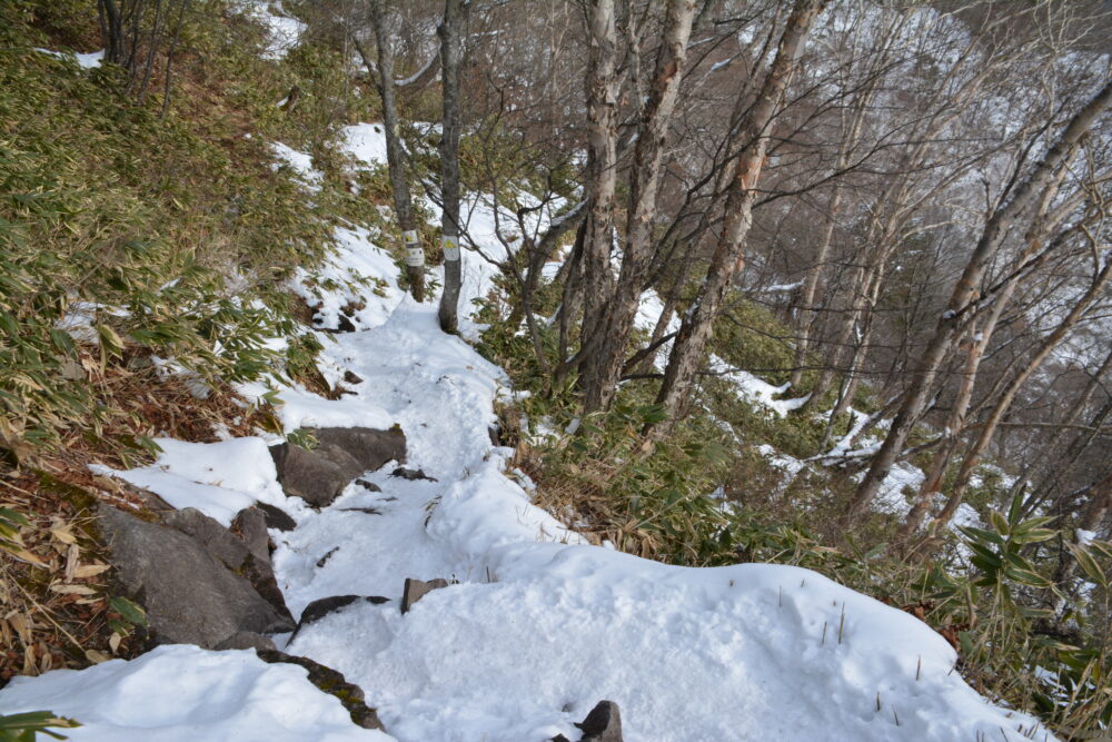 冬の飯綱山登山道