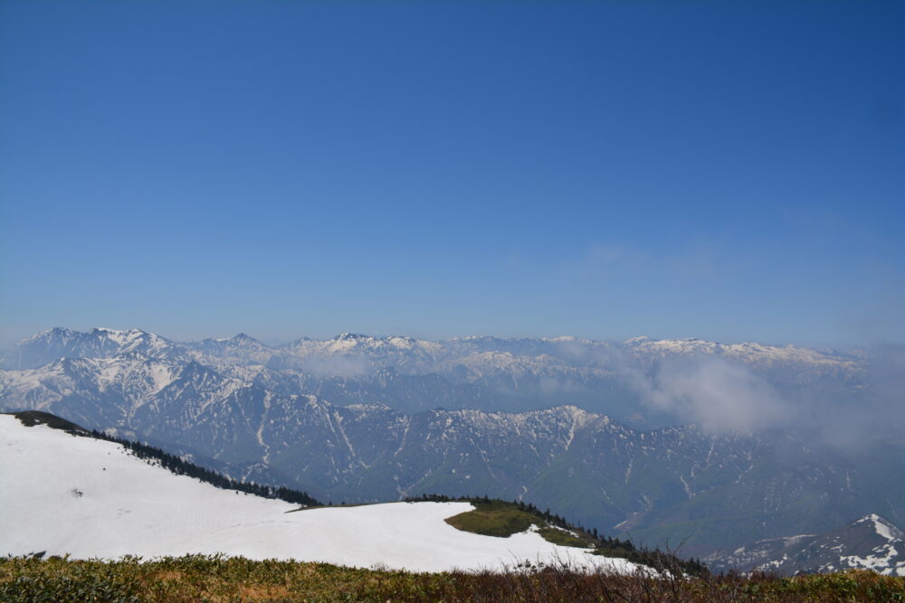 春（残雪期）の巻機山山頂から眺める絶景