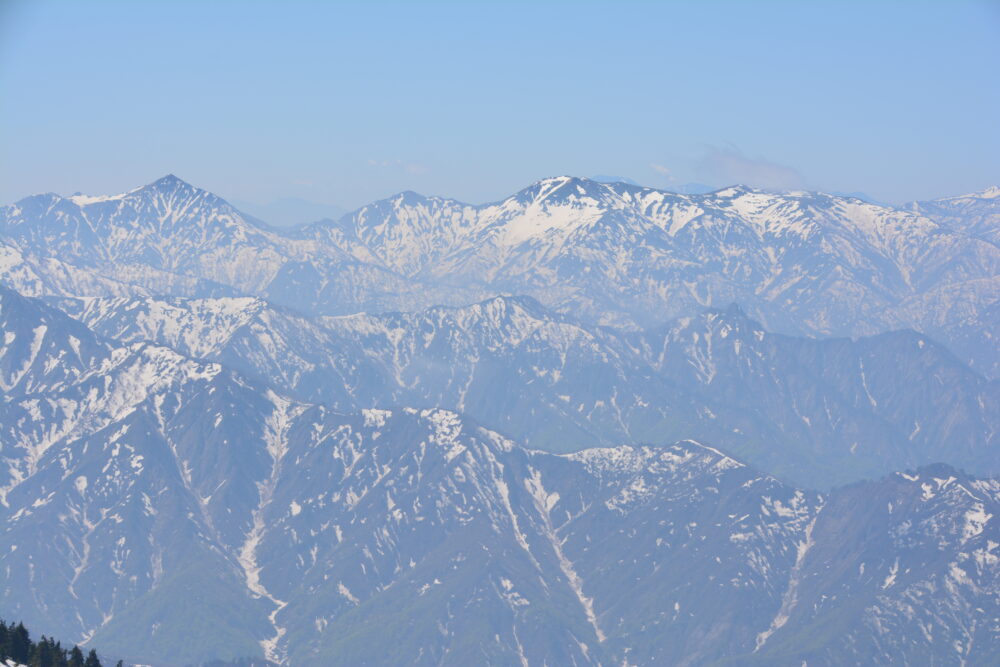 春（残雪期）の巻機山山頂から眺める絶景