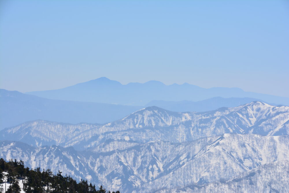 春（残雪期）の巻機山山頂から眺める赤城山