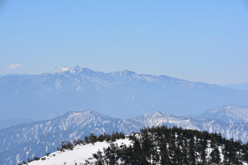 春（残雪期）の巻機山山頂から眺める武尊山