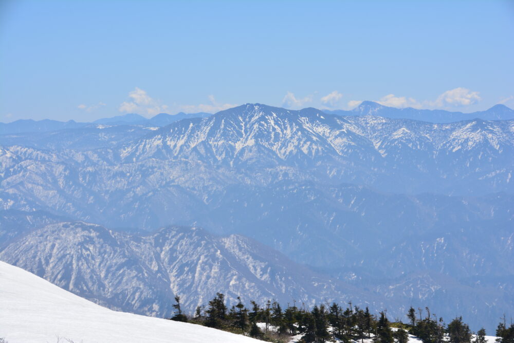 春（残雪期）の巻機山山頂から眺める至仏山